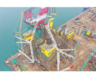 全球首個萬噸級半潛式儲油平臺船體建造完工