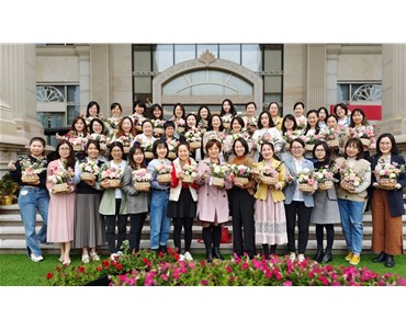 女性美麗容顏似花俏，石投關(guān)懷呵護(hù)在心間